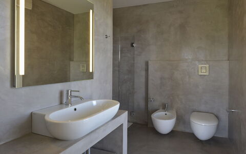 Villa Carovi: Parete, Pavimentazione, Idraulico Fixture, Bagno, Pavimento, Interior Design, Lavello, Lavandino Del Bagno, Rubinetto, Idraulico