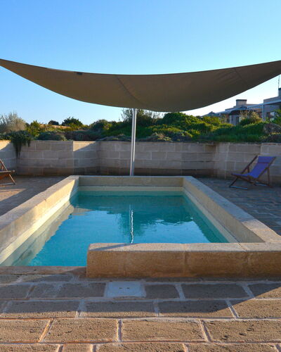 Villa Carovi: Piscina, Materiale Composito, Shade, Flagstone, Calcestruzzo, Mobili Da Esterno, Piastrella, Landscaping, Backyard, Cortile