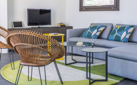 Villa Stornella: Mobilia, Interior Design, Sedia, Tavolo, Legna, Pavimentazione, Pavimento, Divano, Soggiorno, Tavolino Da Caffè
