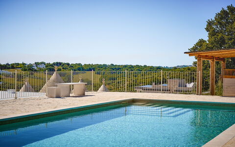 Trullo Emmebi Vista Valle D'Itria: Blu, Piscina, Mobili Da Esterno, Materiale Composito, Ricorrere, Shade, Eco Hotel, Deck, Lettino, Sedia