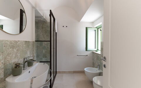 Trullo Miravista Valle D'Itria: Parete, Pavimentazione, Interior Design, Idraulico Fixture, Pavimento, Soffitto, Bagno, Illuminazione, Lavandino Del Bagno, Rubinetto