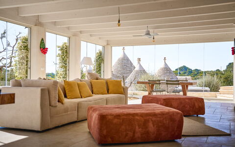 Trullo Emmebi Vista Valle D'Itria: Mobilia, Divano, Legna, Interior Design, Pavimento, Pavimentazione, Soggiorno, Casa, Sedia