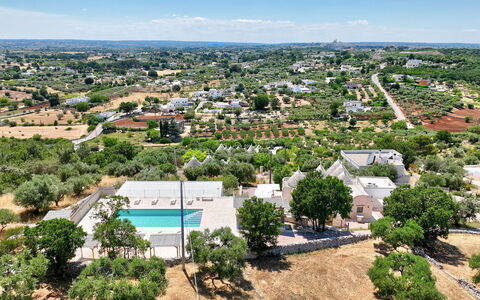 Trullo Miravista Valle D'Itria: Albero, Zona Residenziale, Paesaggio, Visione Globale, Fotografia Aerea, Estate, Sobborgo, Landscaping, Piscina