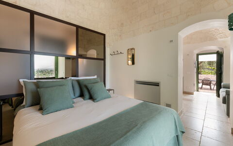 Trullo Miravista Valle D'Itria: Parete, Mobilia, Interior Design, Pavimentazione, Soffitto, Illuminazione, Pavimento, Camera Da Letto, Letto, Sedia
