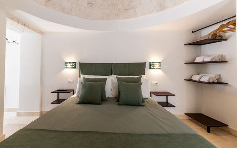 Trullo Miravista Valle D'Itria: Parete, Interior Design, Mobilia, Camera Da Letto, Letto, Pavimentazione, Soffitto, Pavimento, Illuminazione, Camera