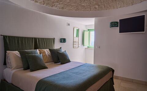 Trullo Emmebi Vista Valle D'Itria: Mobilia, Interior Design, Pavimentazione, Soffitto, Camera, Letto, Camera Da Letto, Lampada, Lampada, Cuscino