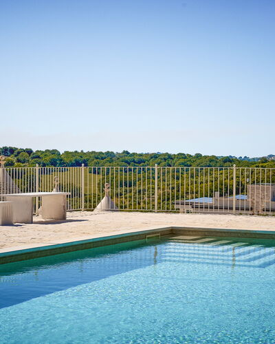 Trullo Miravista Valle D'Itria: Blu, Piscina, Mobili Da Esterno, Materiale Composito, Ricorrere, Shade, Eco Hotel, Deck, Lettino, Sedia