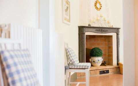 Villa Camelia: Mobilia, Parete, Interior Design, Legna, Pavimentazione, Pavimento, Illuminazione, Camera, Cornice, Soggiorno