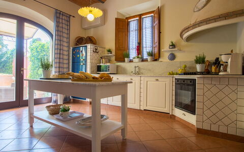 Villa Camelia: Mobilia, Interior Design, Pavimentazione, Cucina, Legna, Pavimento, Controsoffitto, Tavolo, Casa, Camera