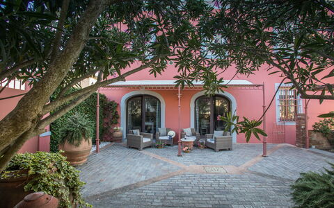 Villa Camelia: Architettura, Porta, Vaso Di Fiori, Hacienda, Pianta Della Casa, Estate, Giardino, Cortile, Landscaping, Cortile