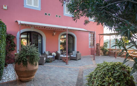 Villa Camelia: Parete, Architettura, Facciata, Casa, Vaso Di Fiori, Porta, Hacienda, Pianta Della Casa, Balcone, Estate