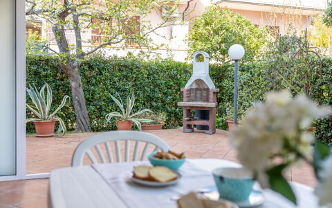 Veranda sul Conero: Mobilia, Mobili Da Esterno, Sedia, Cucina & Sala Da Pranzo Tavolo, Tavolo Esterno, Vaso Di Fiori, Giardino, Shade, Pianta Della Casa, Backyard
