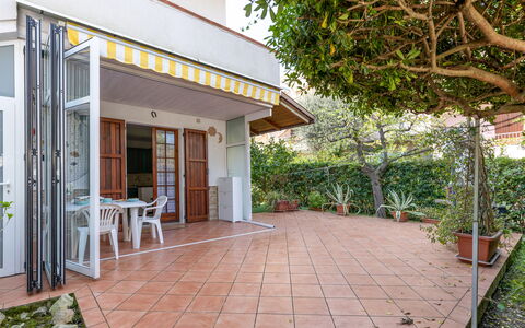 Veranda sul Conero: Portico, Shade, Pianta Della Casa, Vaso Di Fiori, Balcone, Color Legno, Struttura Esterna, Design, Eco Hotel, Cortile
