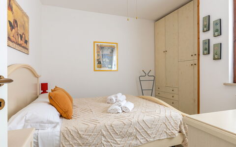 Veranda sul Conero: Mobilia, Letto, Interior Design, Camera Da Letto, Parete, Bedding, Lenzuolo, Camera, Pavimento, Legna