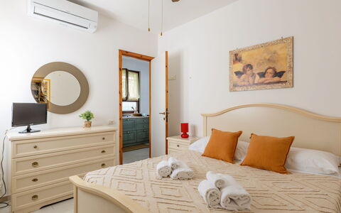 Veranda sul Conero: Mobilia, Letto, Interior Design, Camera Da Letto, Parete, Legna, Pavimentazione, Pavimento, Soffitto, Bedding