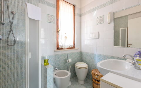 Veranda sul Conero: Bagno, Idraulico Fixture, Pavimentazione, Interior Design, Pavimento, Lavandino Del Bagno, Gabinetto, Lavello, Toilet Seat, Rubinetto
