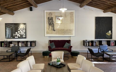 Loft Borgo Syrah: Mobilia, Interior Design, Pavimentazione, Parete, Pavimento, Divano, Soggiorno, Tavolo, Camera, Sedia