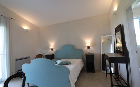 Elegante Villa Casale 50: Mobilia, Interior Design, Letto, Camera Da Letto, Pavimento, Lenzuolo, Soffitto, Bedding, Pavimentazione, Camera