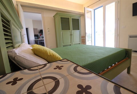 Elegante Villa Casale 50: Mobilia, Letto, Camera Da Letto, Interior Design, Pavimento, Pavimentazione, Legna, Lenzuolo, Bedding, Camera