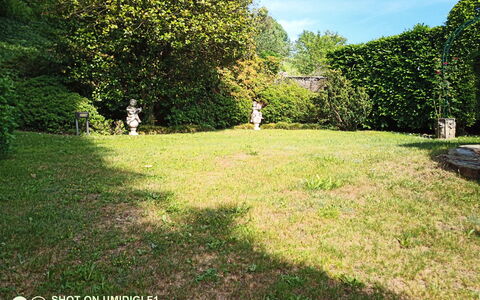Bellavista Dimora Storica Vista Lago: Erba, Arbusto, Giardino, Lotto, Prato, Backyard, Shade, Cortile, Landscaping