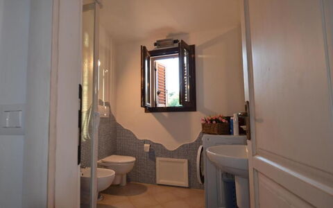 Appartamento Tamara, Budoni: Interior Design, Pavimentazione, Idraulico Fixture, Pavimento, Lavandino Del Bagno, Camera, Bagno, Lavello, Idraulico, Mobilia