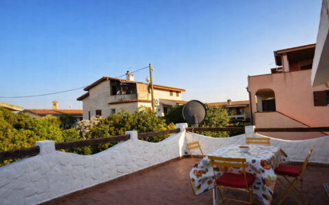 Appartamento Tamara, Budoni: Parete, Architettura, Casa, Balcone, Shade, Hacienda, Pianta Della Casa, Vaso Di Fiori, Villa