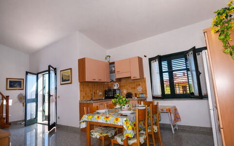 Appartamento Agrustos, Wifi, Ac: Mobilia, Sedia, Cucina & Sala Da Pranzo Tavolo, Shade, Pianta Della Casa, Balcone, Tavolino Da Caffè, Tavolo Esterno