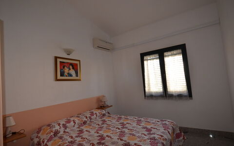 Appartamento Nina, Ac, Wifi: Letto, Camera Da Letto, Parete, Lenzuolo, Bedding, Interior Design, Pavimento, Camera, Telaio Del Letto, Casa
