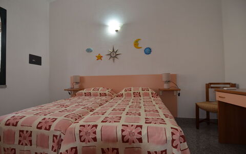 Appartamento Nina, Ac, Wifi: Letto, Mobilia, Interior Design, Bedding, Camera Da Letto, Lenzuolo, Pavimento, Parete, Camera, Pavimentazione