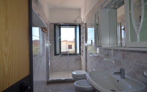 Appartamento Nina, Ac, Wifi: Idraulico Fixture, Pavimentazione, Lavello, Interior Design, Lavandino Del Bagno, Pavimento, Rubinetto, Illuminazione, Idraulico, Bagno