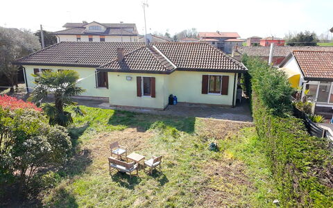 Villa Camerini, Nature, Bikes and Beaches: Costruzione, Casa, Zona Residenziale, Tetto, Casa, Villetta, Insediamento Umano, Sobborgo, Estate, Driveway