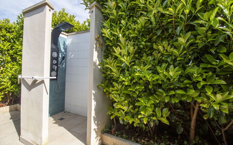 Villa i Gabbiani Otranto: Shade, Giardino, Landscaping, Hedge, Eco Hotel, Passerella, Backyard