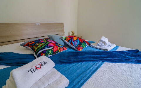 Elaia'S House Cannole: Mobilia, Pavimentazione, Pavimento, Interior Design, Legna, Camera Da Letto, Biancheria, Letto, Tessile, Lenzuolo