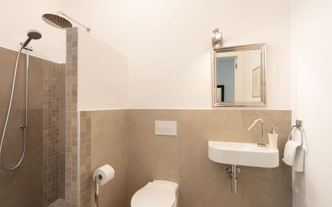 Villa Ombrone: Bagno, Idraulico Fixture, Parete, Pavimentazione, Gabinetto, Lavandino Del Bagno, Pavimento, Toilet Seat, Interior Design, Lavello