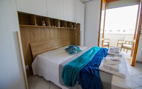 Anisia'S Home Otranto: Letto, Mobilia, Camera Da Letto, Interior Design, Pavimento, Pavimentazione, Lenzuolo, Legna, Bedding, Tessile