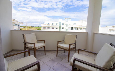Anisia'S Home Otranto: Appartamento, Balcone, Soffitto, Sedia, Condominio, Latifoglie, Illuminazione Diurna, Cucina & Sala Da Pranzo Tavolo