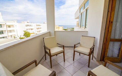 Anisia'S Home Otranto: Appartamento, Pavimento, Condominio, Balcone, Soffitto, Color Legno, Latifoglie, Pavimento In Legno, Hotel, Sedia