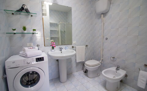 Anisia'S Home Otranto: Idraulico Fixture, Pavimentazione, Bagno, Pavimento, Gabinetto, Interior Design, Toilet Seat, Lavandino Del Bagno, Lavello, Idraulico
