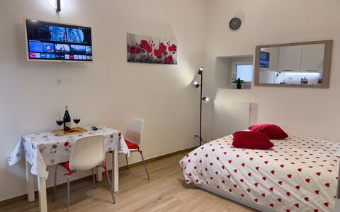 Studio Piccolo al Verticale - Levanto: Interior Design, Mobilia, Pavimentazione, Camera Da Letto, Pavimento, Letto, Soffitto, Camera, Tessile, Lenzuolo