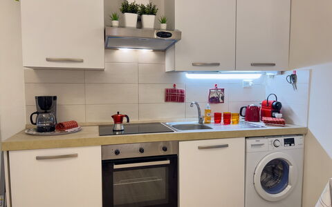 Studio Piccolo al Verticale - Levanto: Elettrodomestico Da Cucina, Cucina, Apparecchio Major, Controsoffitto, Elettrodomestico, Cabinetry, Interior Design, Pavimentazione, Lavatrice, Stufa