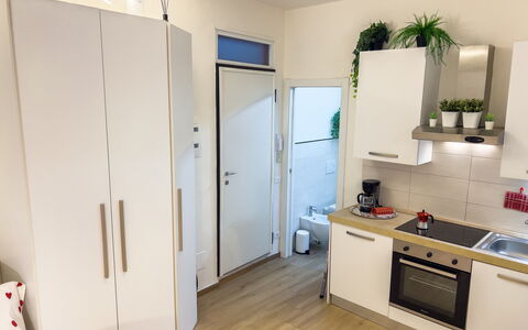 Studio Piccolo al Verticale - Levanto: Pavimentazione, Interior Design, Mobilia, Cucina, Legna, Pavimento, Elettrodomestico Da Cucina, Controsoffitto, Cabinetry, Apparecchio Major