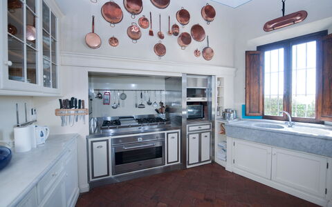Castello di Cabbiavoli: Cucina, Interior Design, Controsoffitto, Cucina Stufa, Elettrodomestico Da Cucina, Cabinetry, Apparecchio Major, Mobilia, Soffitto, Stufa A Gas
