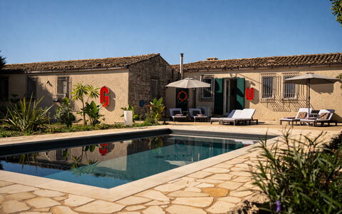 Villa Il Carato, Private Pool, Modica: Mobili Da Esterno, Zona Residenziale, Piscina, Casa, Estate, Hacienda, Ricorrere, Sedia, Villa, Lettino