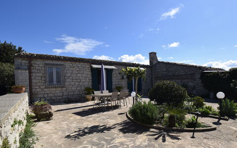 Villa Il Carato, Private Pool, Modica: Casa, Porta, Vaso Di Fiori, Villetta, Giardino, Flagstone, Pianta Della Casa, Landscaping, Muro ​​Di Pietra, Estate