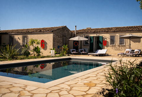Villa dei Carati, Private Pool, Modica: Mobili Da Esterno, Zona Residenziale, Piscina, Casa, Estate, Hacienda, Ricorrere, Sedia, Villa, Lettino