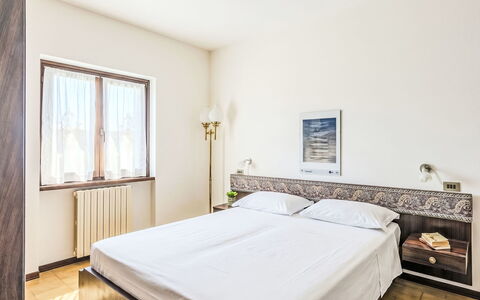 Lidia: Letto, Interior Design, Mobilia, Camera Da Letto, Pavimentazione, Parete, Pavimento, Lenzuolo, Bedding, Camera