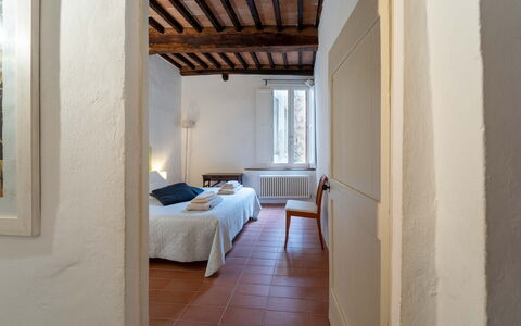 Le Loggine del Pignatello Apartment, Siena City: Parete, Legna, Soffitto, Pavimentazione, Camera Da Letto, Interior Design, Pavimento, Lenzuolo, Camera, Letto