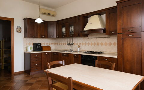 Villa Margi: Pavimentazione, Mobilia, Legna, Interior Design, Cucina, Cabinetry, Pavimento, Controsoffitto, Credenza, Marrone