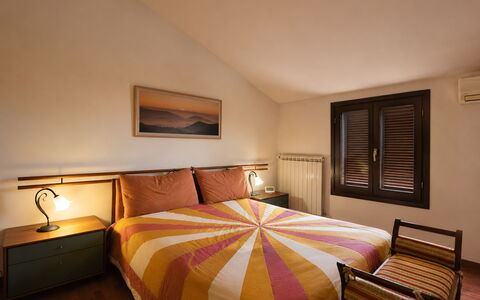 Villa Margi: Interior Design, Parete, Pavimentazione, Legna, Mobilia, Pavimento, Camera Da Letto, Letto, Soffitto, Camera