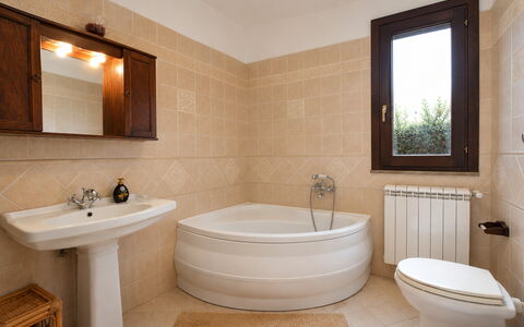 Villa Margi: Bagno, Idraulico Fixture, Pavimentazione, Parete, Interior Design, Pavimento, Lavello, Rubinetto, Vasca Da Bagno, Lavandino Del Bagno